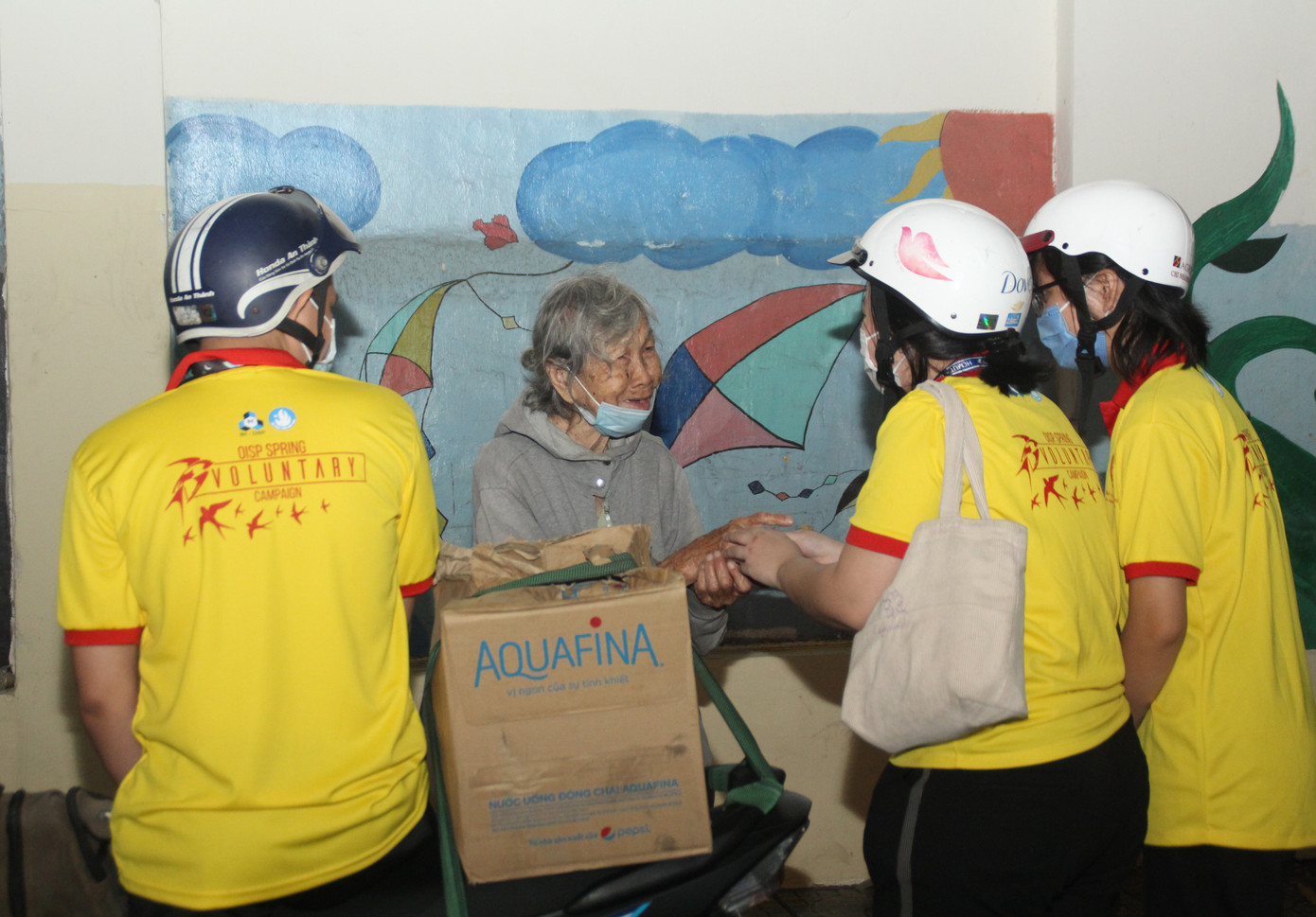 Chiến sĩ 'Xuân tình nguyện' tặng bánh chưng cho người nghèo dịp Tết đến xuân về ảnh 4