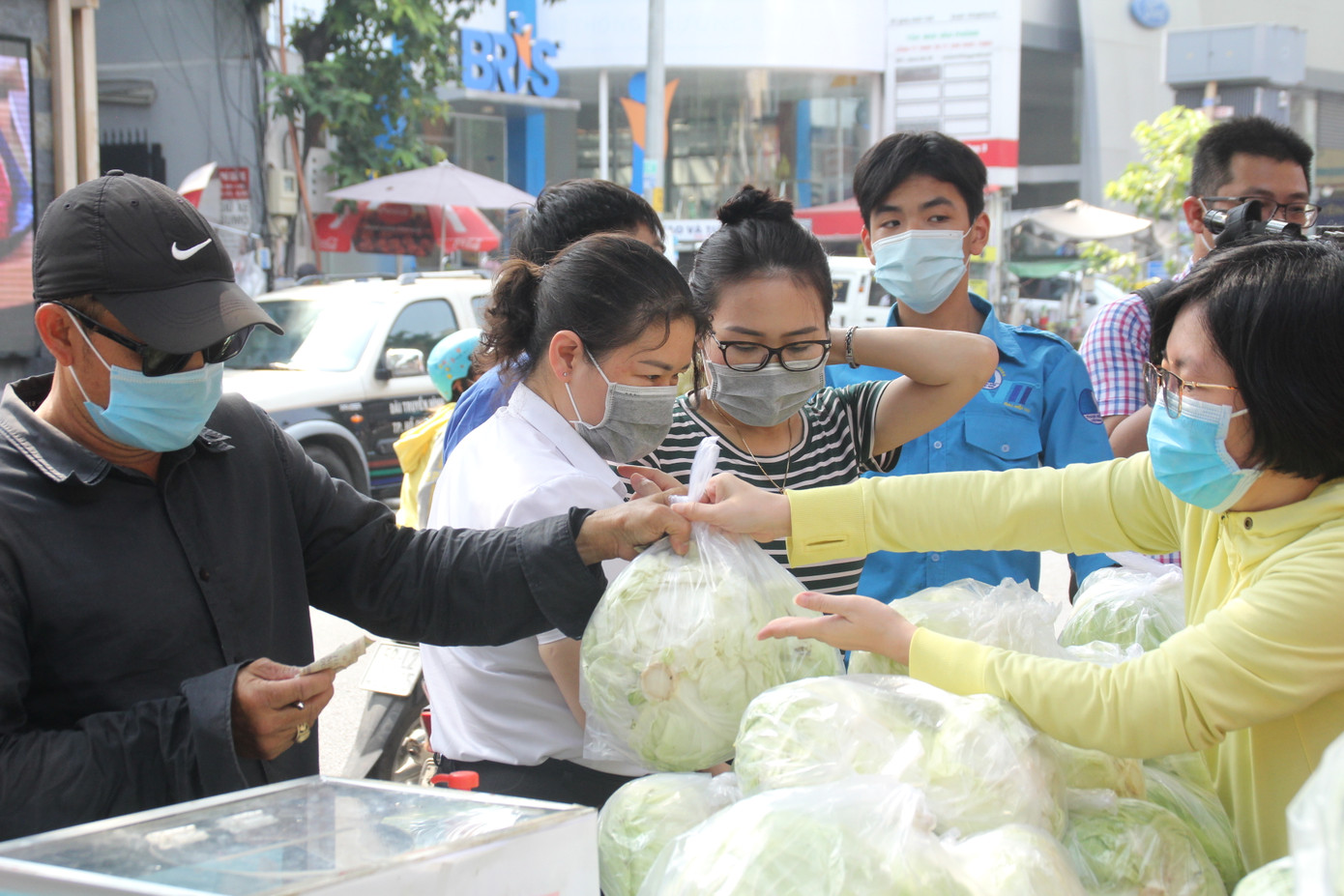 Người dân TPHCM hào hứng 'giải cứu' nông sản Hải Dương ảnh 8
