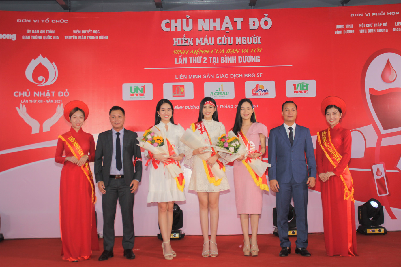 Hoa hậu Đỗ Thị Hà, Á hậu Phương Anh xinh tươi cổ động Chủ nhật Đỏ ảnh 6
