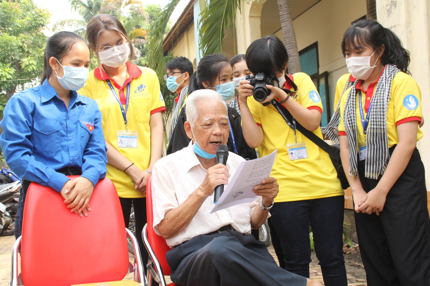 Bạn trẻ mang đến nụ cười xuân ở viện dưỡng lão ảnh 13