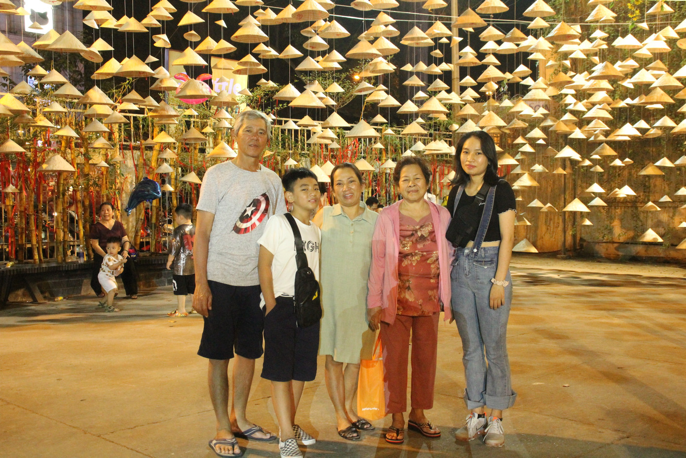 Đàm Vĩnh Hưng cùng dàn nghệ sĩ rộn ràng đón xuân ở phố hoa mai giữa lòng Sài thành ảnh 15