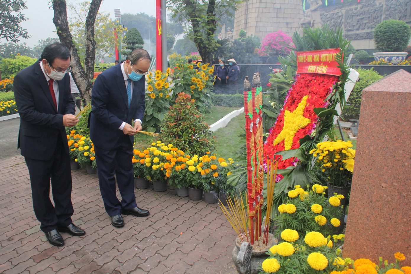 Lãnh đạo TPHCM dâng hương Anh hùng liệt sĩ, dâng cúng Quốc tổ Hùng Vương, Đức Lễ Thành hầu Nguyễn Hữu Cảnh ảnh 7