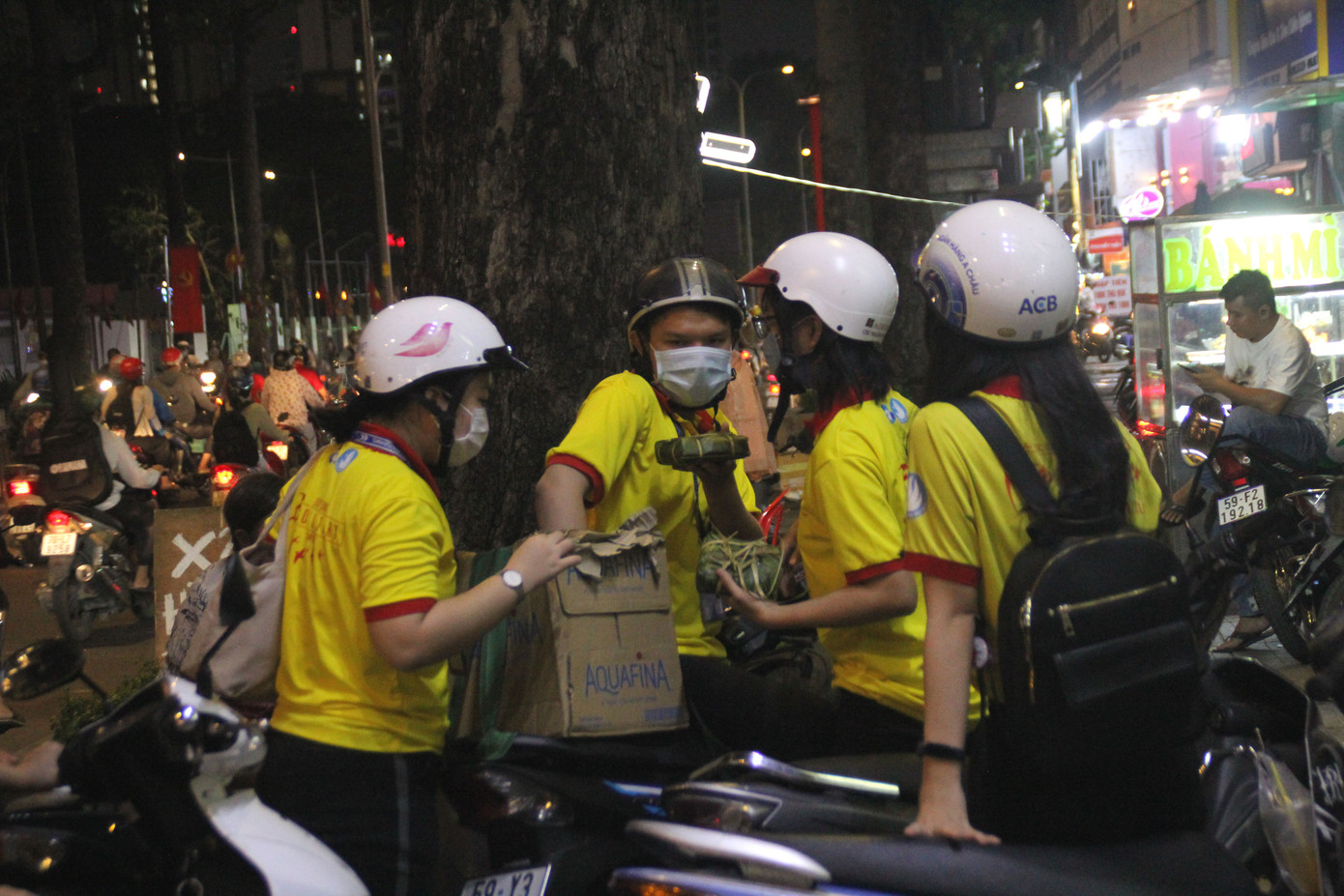 Chiến sĩ 'Xuân tình nguyện' tặng bánh chưng cho người nghèo dịp Tết đến xuân về ảnh 1