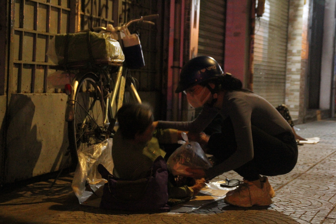 Người đẹp Nhân ái Mai Phương trao quà Tết cho người vô gia cư trong đêm ảnh 8