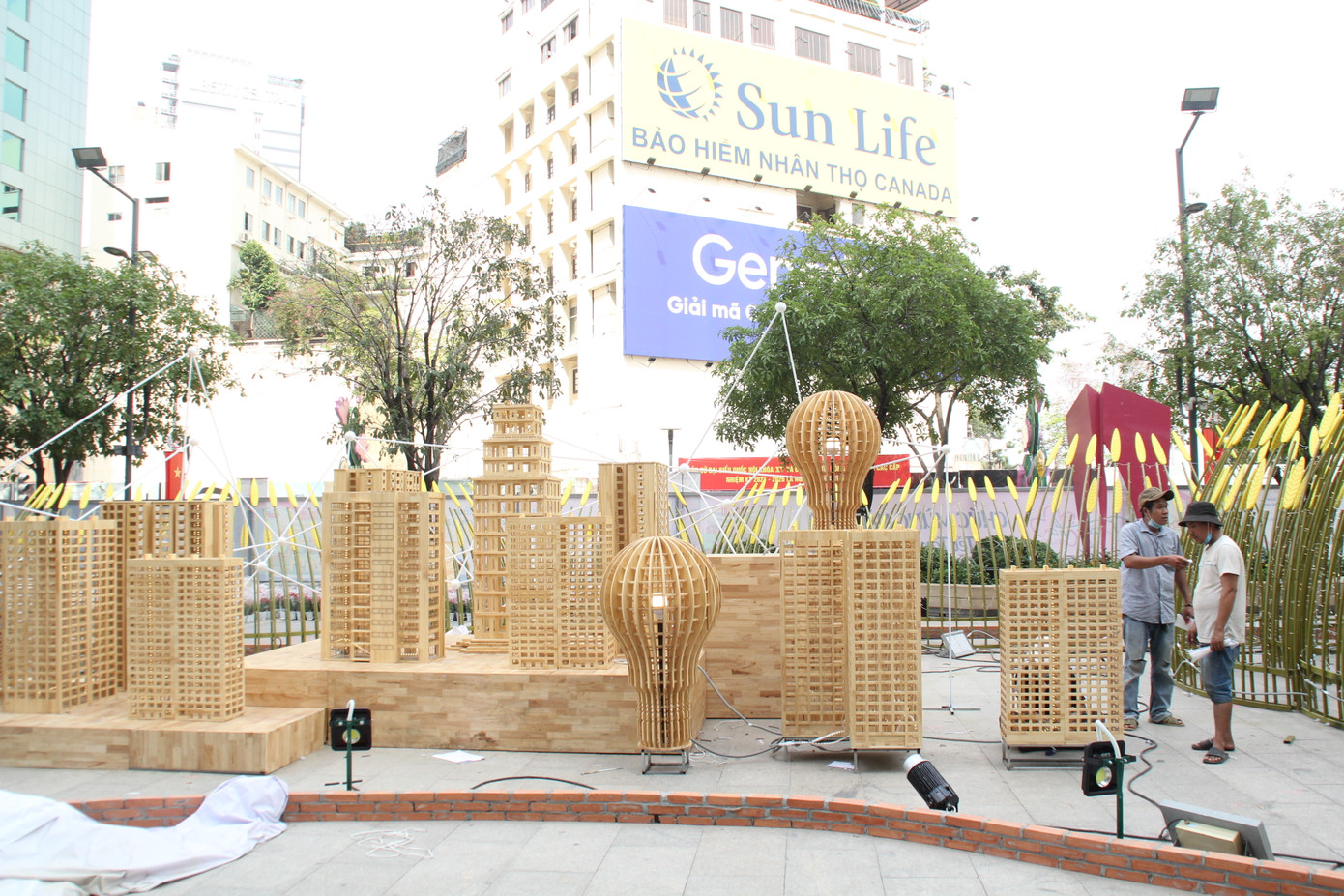 Hình hài Đường hoa Nguyễn Huệ sau hơn 10 ngày thi công ảnh 7