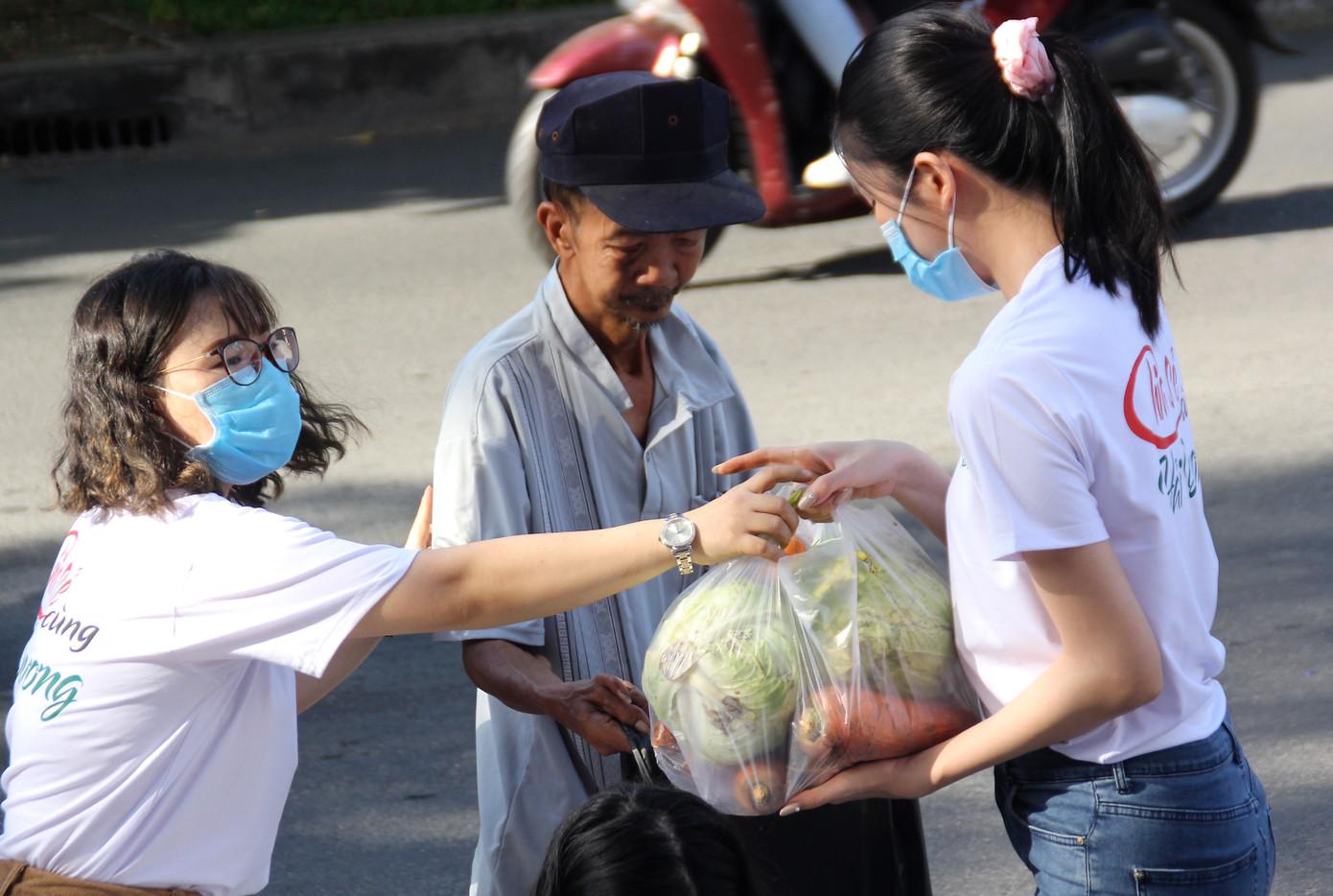 Các người đẹp hoa hậu cùng chung tay giải cứu nông sản Hải Dương ảnh 9