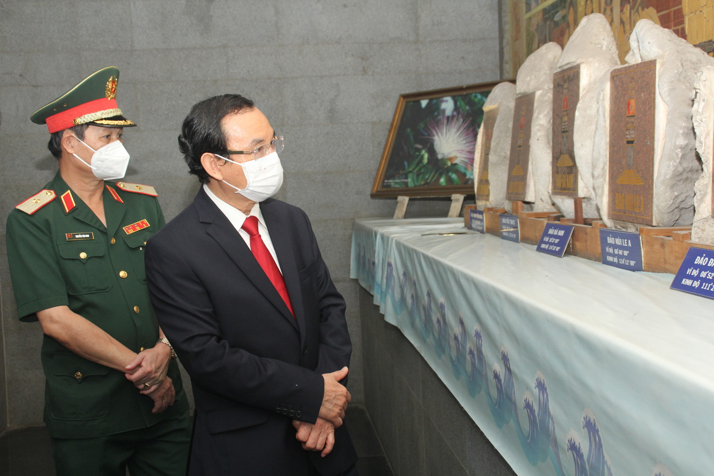 Lãnh đạo TPHCM dâng hương Anh hùng liệt sĩ, dâng cúng Quốc tổ Hùng Vương, Đức Lễ Thành hầu Nguyễn Hữu Cảnh ảnh 18