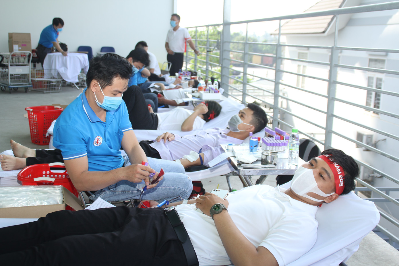 Hoa hậu Đỗ Thị Hà, Á hậu Phương Anh xinh tươi cổ động Chủ nhật Đỏ ảnh 13