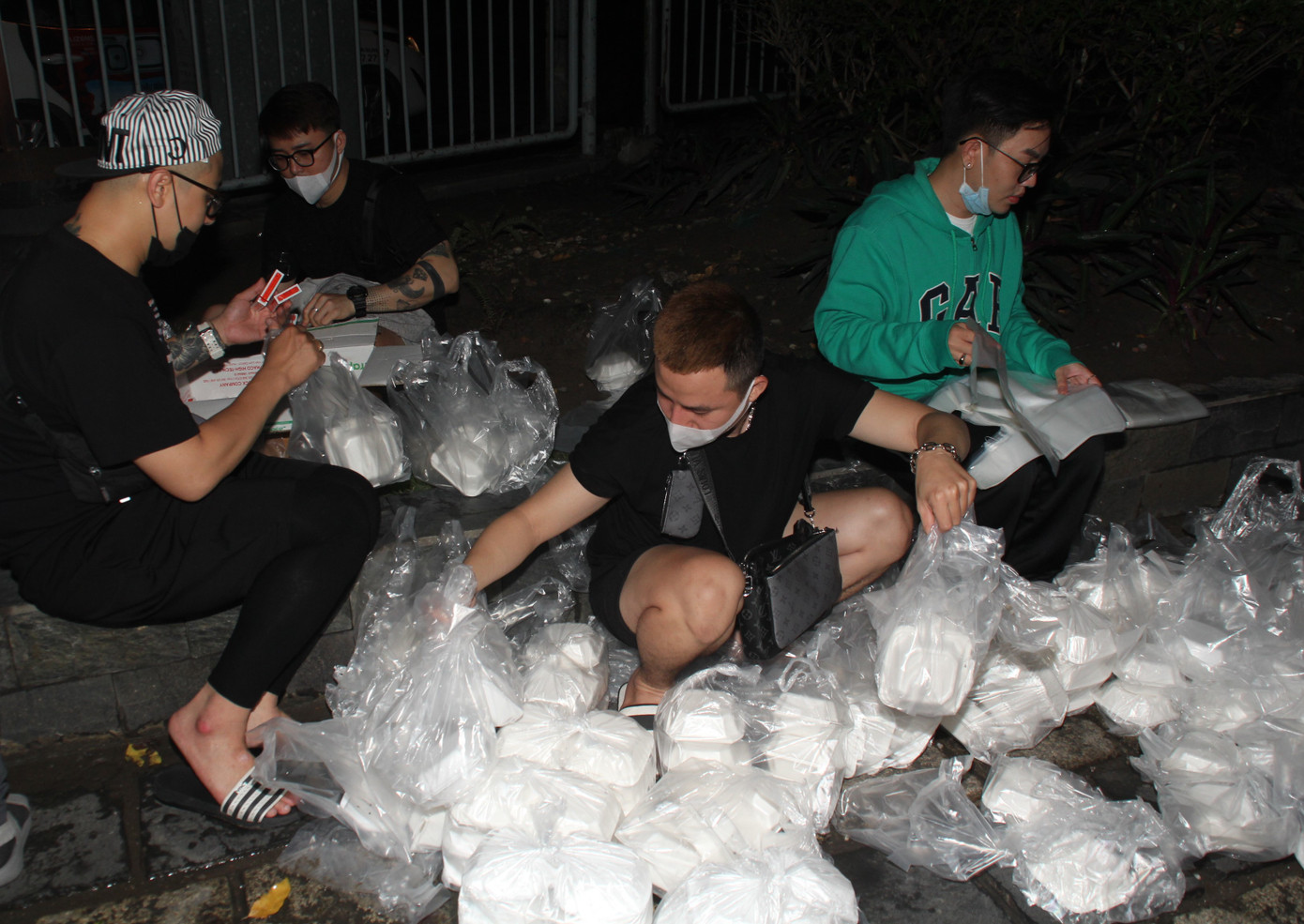 Người đẹp Nhân ái Mai Phương trao quà Tết cho người vô gia cư trong đêm ảnh 1