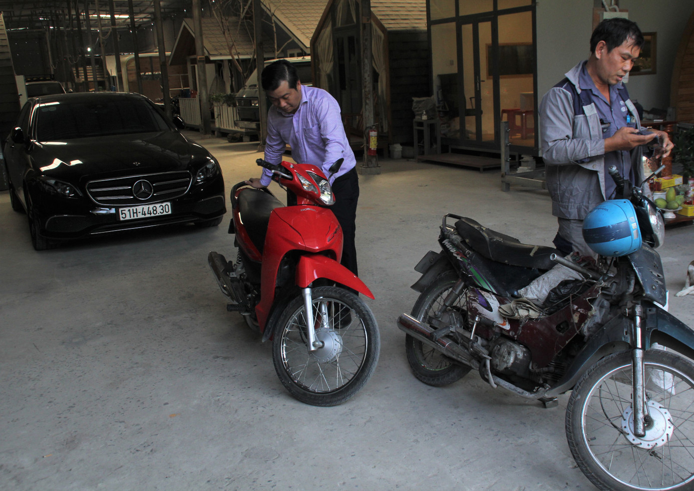 Người đàn ông được chủ xe Mercedes tặng xe: 'Món quà giúp con tôi đi học đỡ mặc cảm' ảnh 3