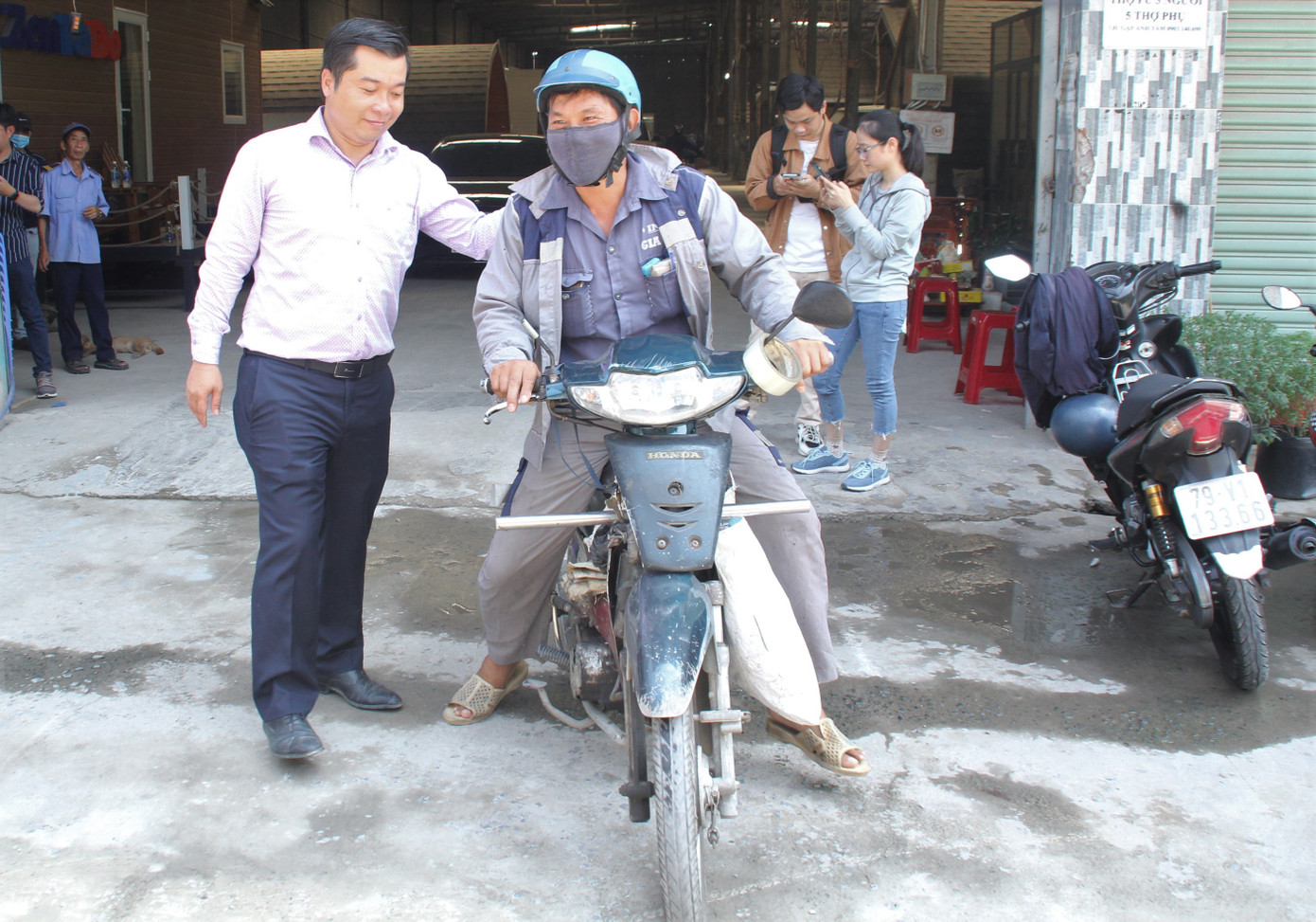 Người đàn ông được chủ xe Mercedes tặng xe: 'Món quà giúp con tôi đi học đỡ mặc cảm' ảnh 5