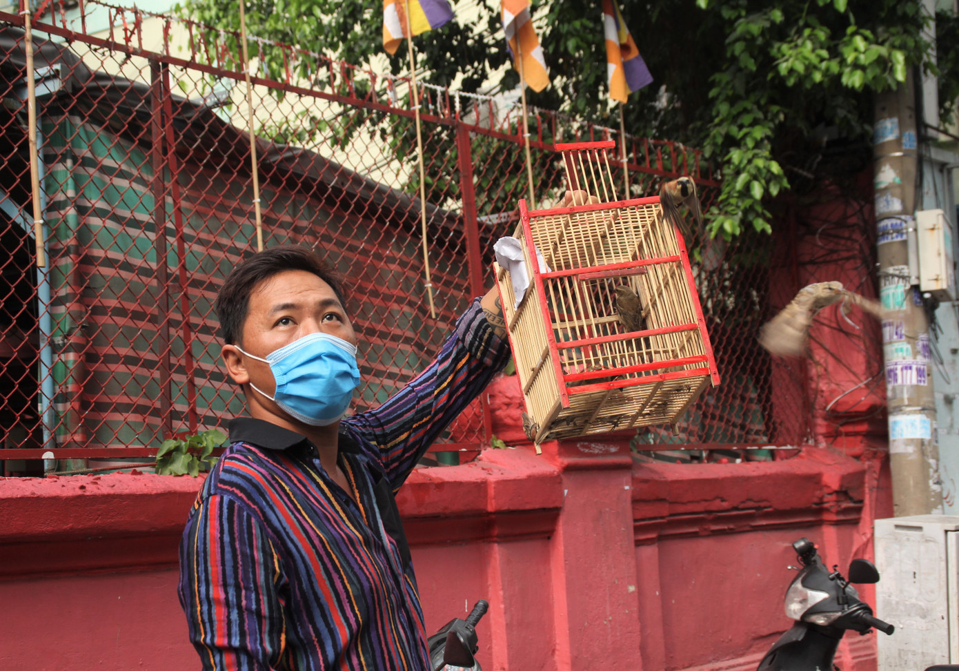 Người dân TPHCM vái vọng ngoài cổng chùa ngày rằm tháng Giêng ảnh 8