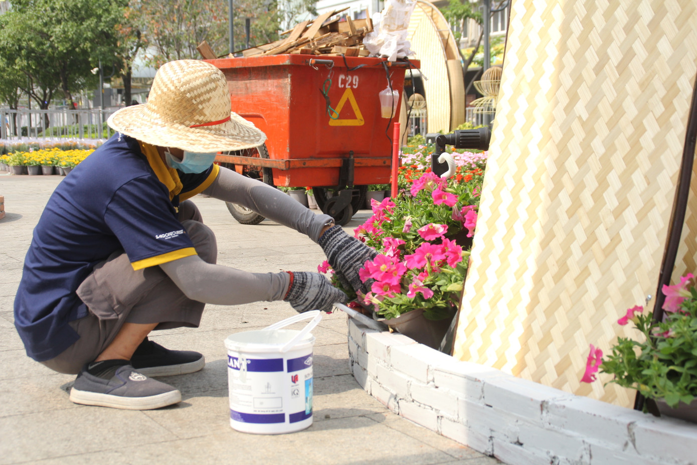 Hình hài Đường hoa Nguyễn Huệ sau hơn 10 ngày thi công ảnh 22