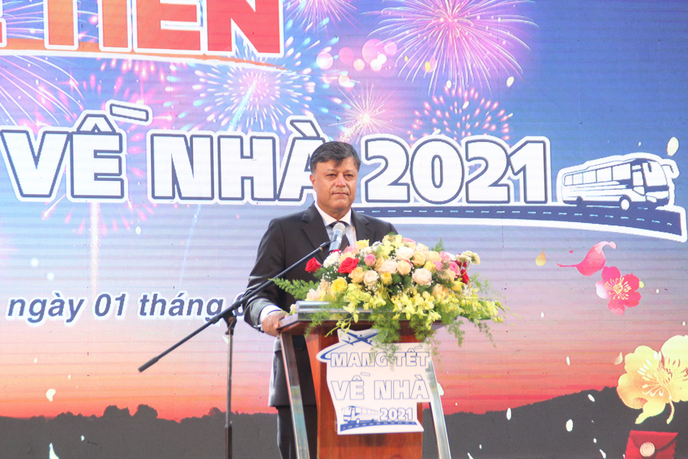 Mang Tết về nhà, tặng vé máy bay ô tô khứ hồi cho người lao động khó khăn ảnh 2