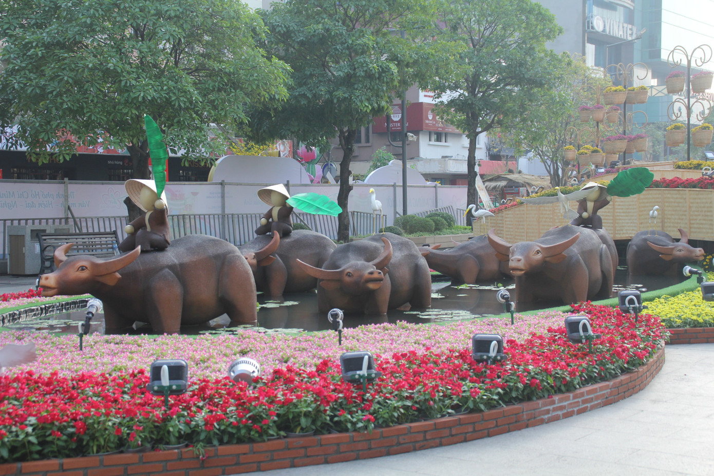 Đường hoa Nguyễn Huệ mở cửa đón khách từ sáng 10/2, yêu cầu không bỏ khẩu trang chụp hình, selfie ảnh 16