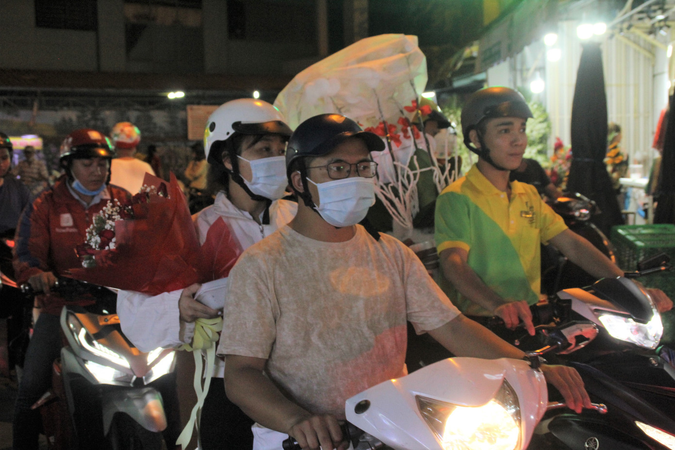 Cắm hoa xuyên đêm ở phố hoa lớn nhất TPHCM dịp 8/3 ảnh 1