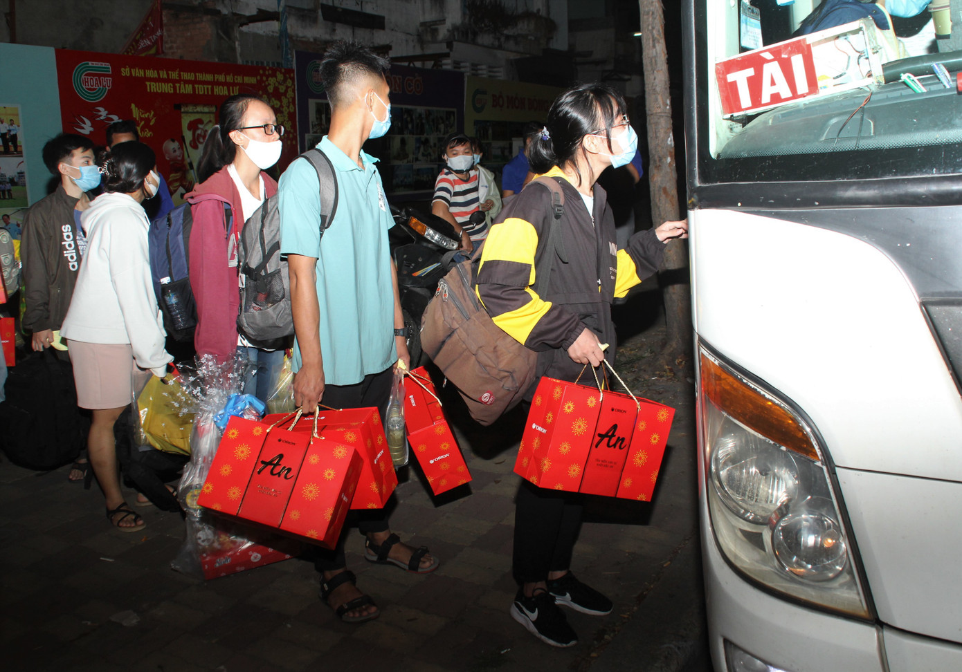 'Chuyến xe mùa xuân - Tết sum vầy' đưa hàng ngàn sinh viên TPHCM về quê ăn Tết ảnh 11