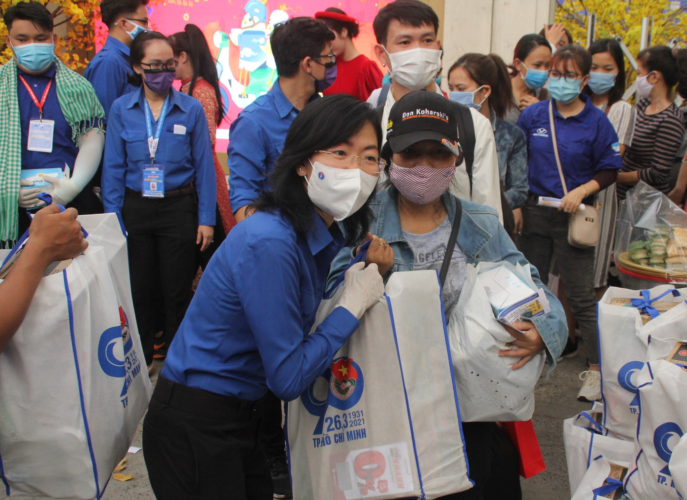 Thanh niên công nhân, người lao động về quê trên những 'Chuyến xe sum vầy' ảnh 3