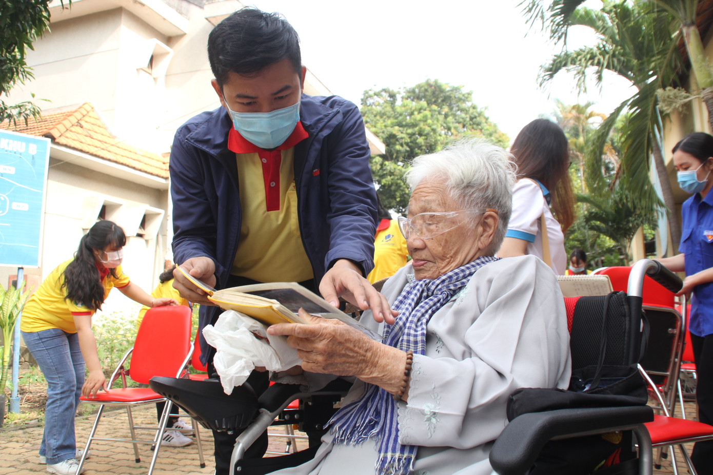 Bạn trẻ mang đến nụ cười xuân ở viện dưỡng lão ảnh 1