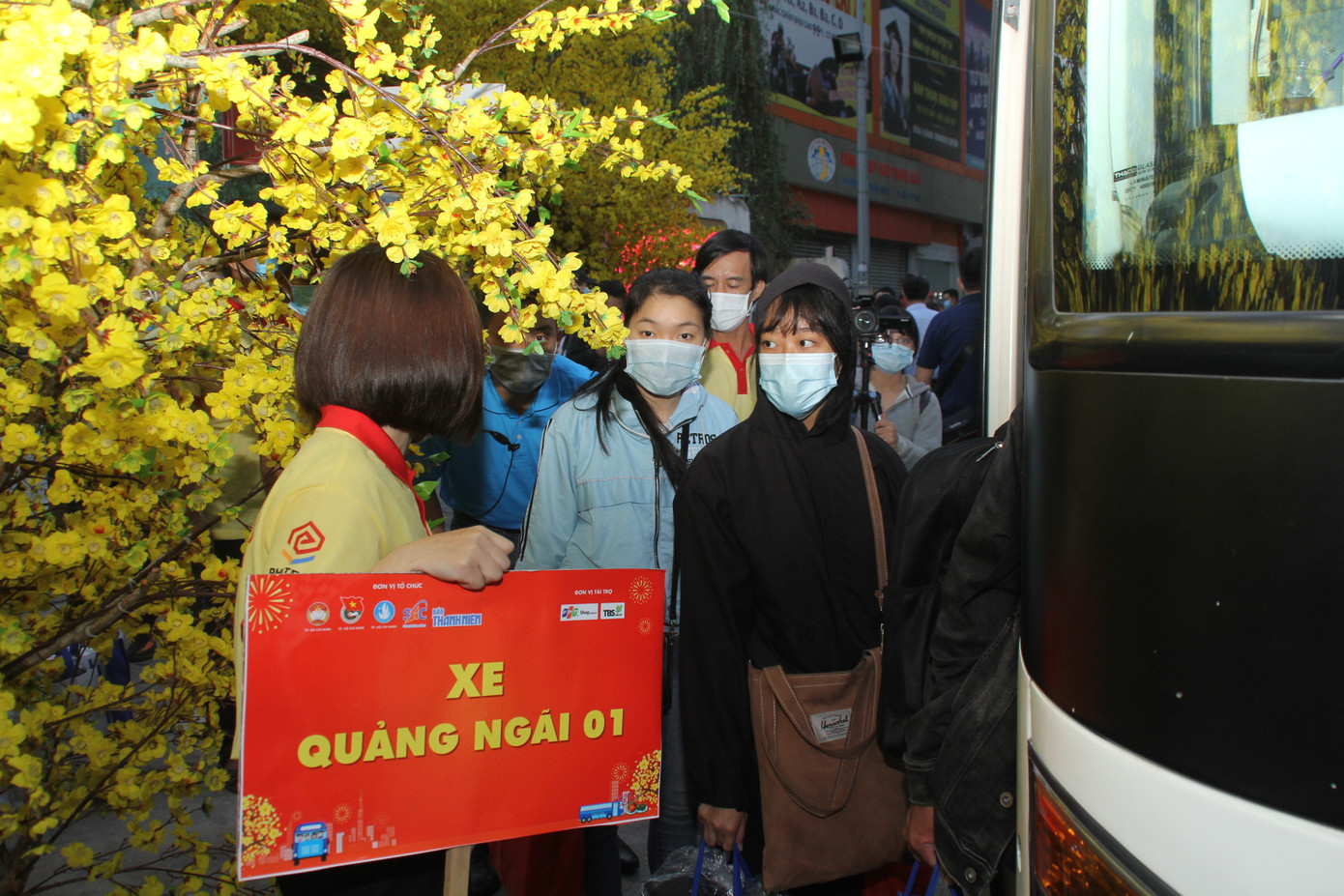 'Chuyến xe mùa xuân - Tết sum vầy' đưa hàng ngàn sinh viên TPHCM về quê ăn Tết ảnh 5