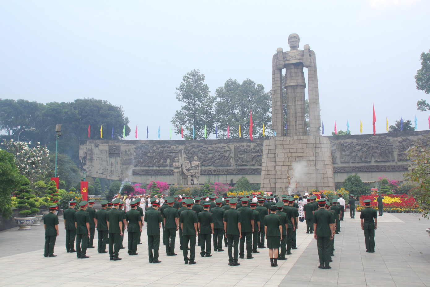 Lãnh đạo TPHCM dâng hương Anh hùng liệt sĩ, dâng cúng Quốc tổ Hùng Vương, Đức Lễ Thành hầu Nguyễn Hữu Cảnh ảnh 1