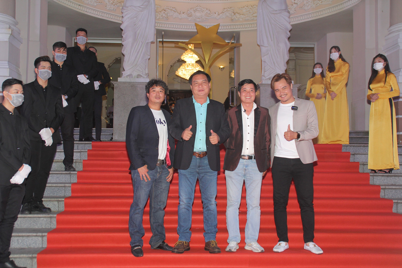 Hoa hậu Đỗ Thị Hà, người đẹp Cẩm Đan gợi cảm trên thảm đỏ Ngôi sao xanh 2020 ảnh 16