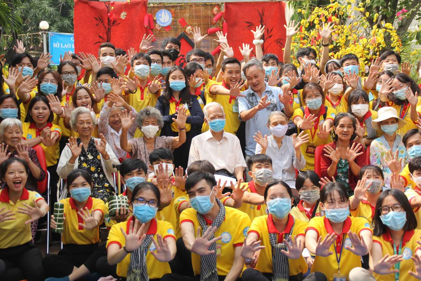 Bạn trẻ mang đến nụ cười xuân ở viện dưỡng lão ảnh 15