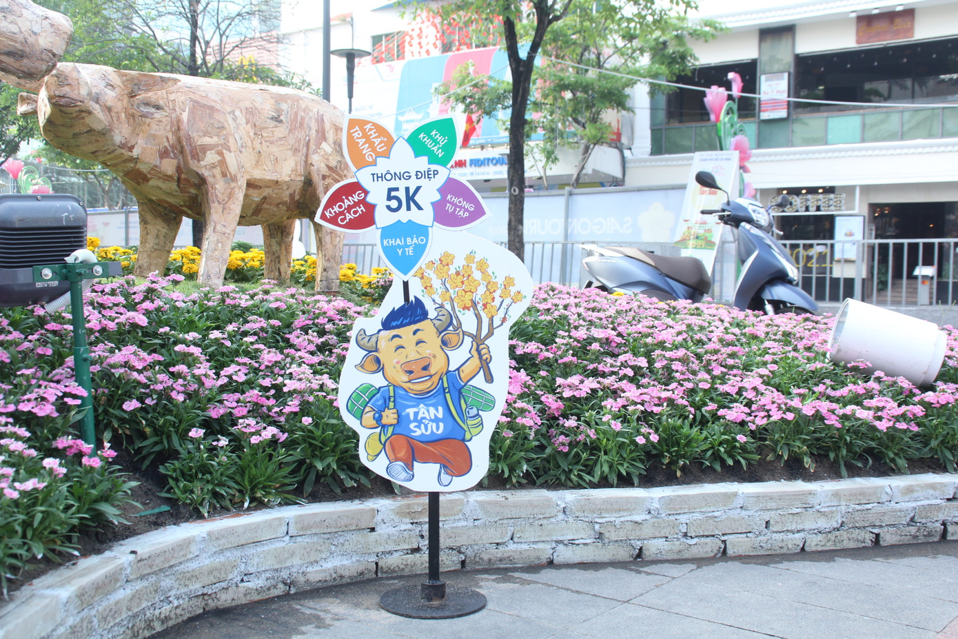 Đường hoa Nguyễn Huệ mở cửa đón khách từ sáng 10/2, yêu cầu không bỏ khẩu trang chụp hình, selfie ảnh 3