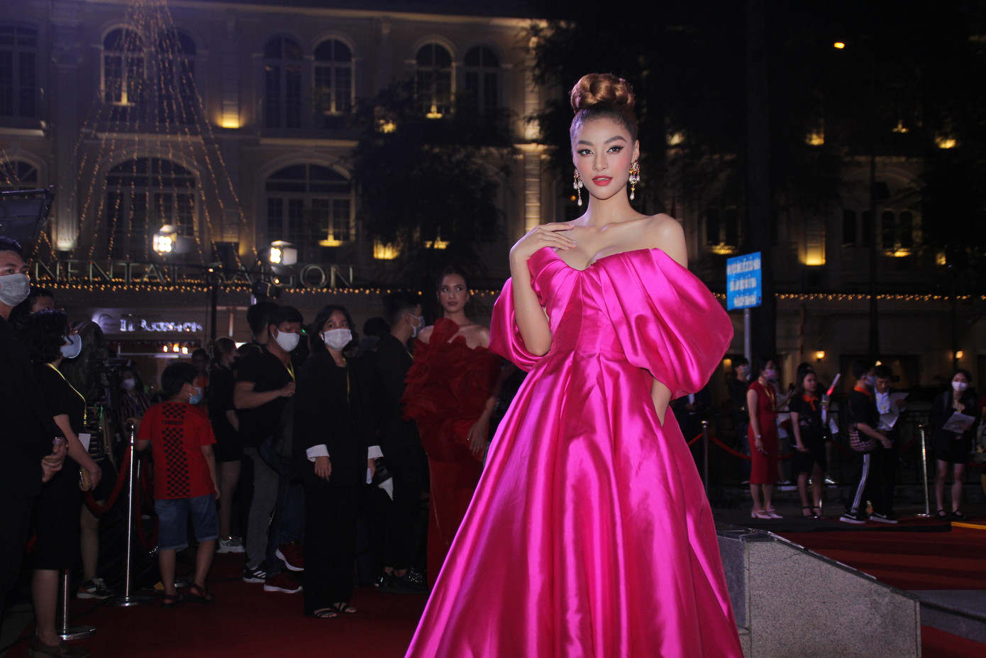 Hoa hậu Đỗ Thị Hà, người đẹp Cẩm Đan gợi cảm trên thảm đỏ Ngôi sao xanh 2020 ảnh 2