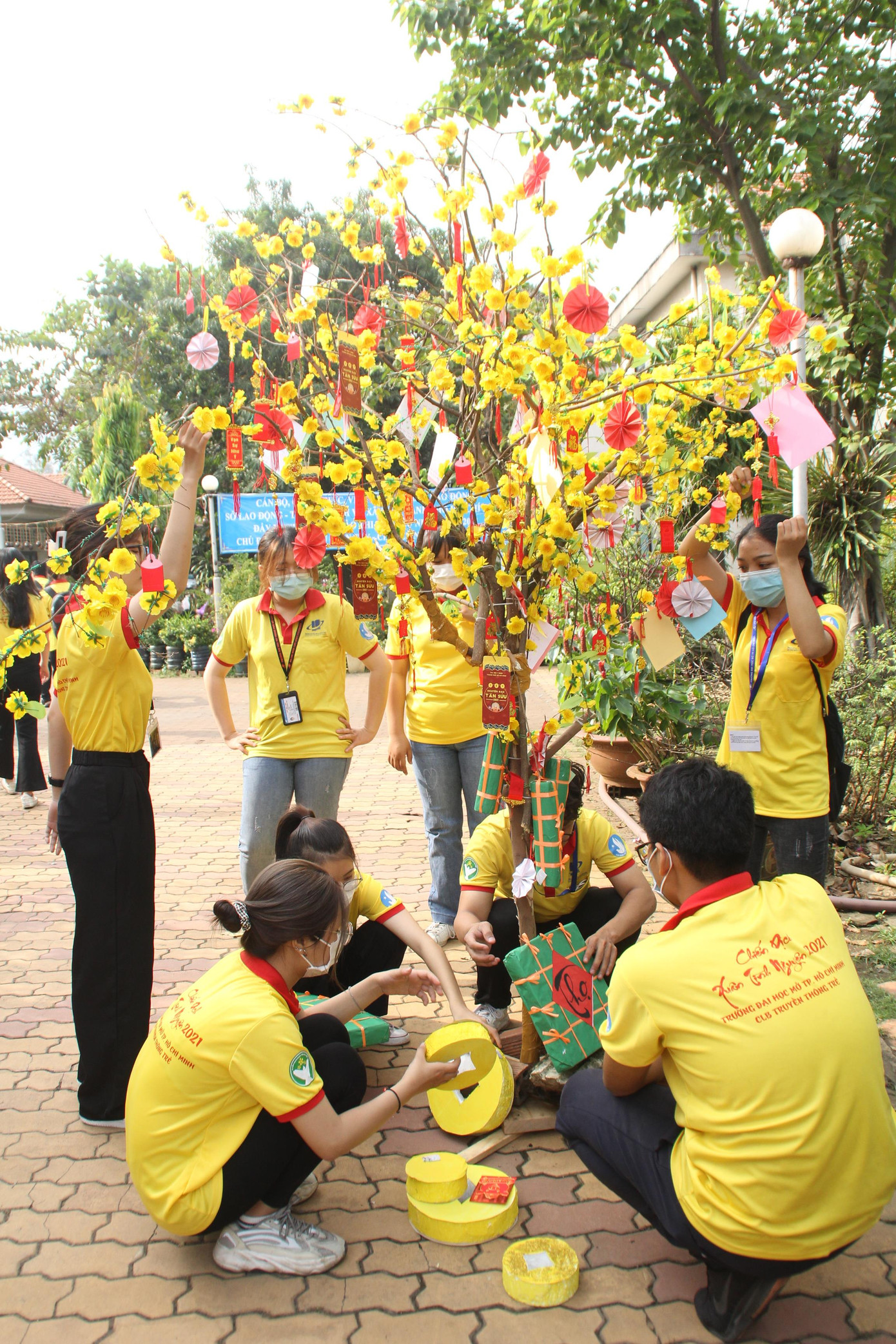 Bạn trẻ mang đến nụ cười xuân ở viện dưỡng lão ảnh 14