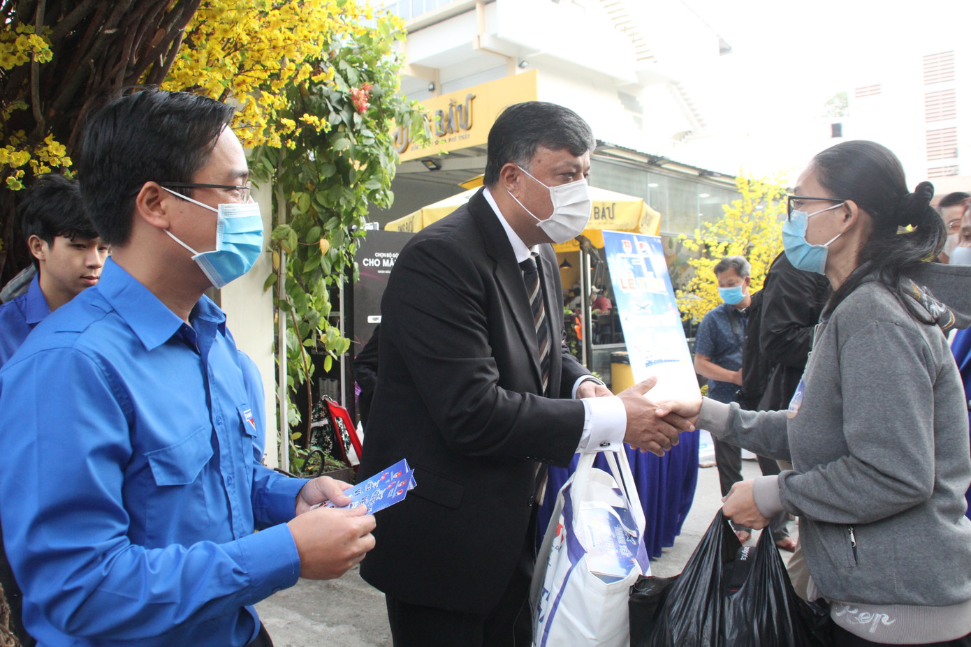 Mang Tết về nhà, tặng vé máy bay ô tô khứ hồi cho người lao động khó khăn ảnh 10