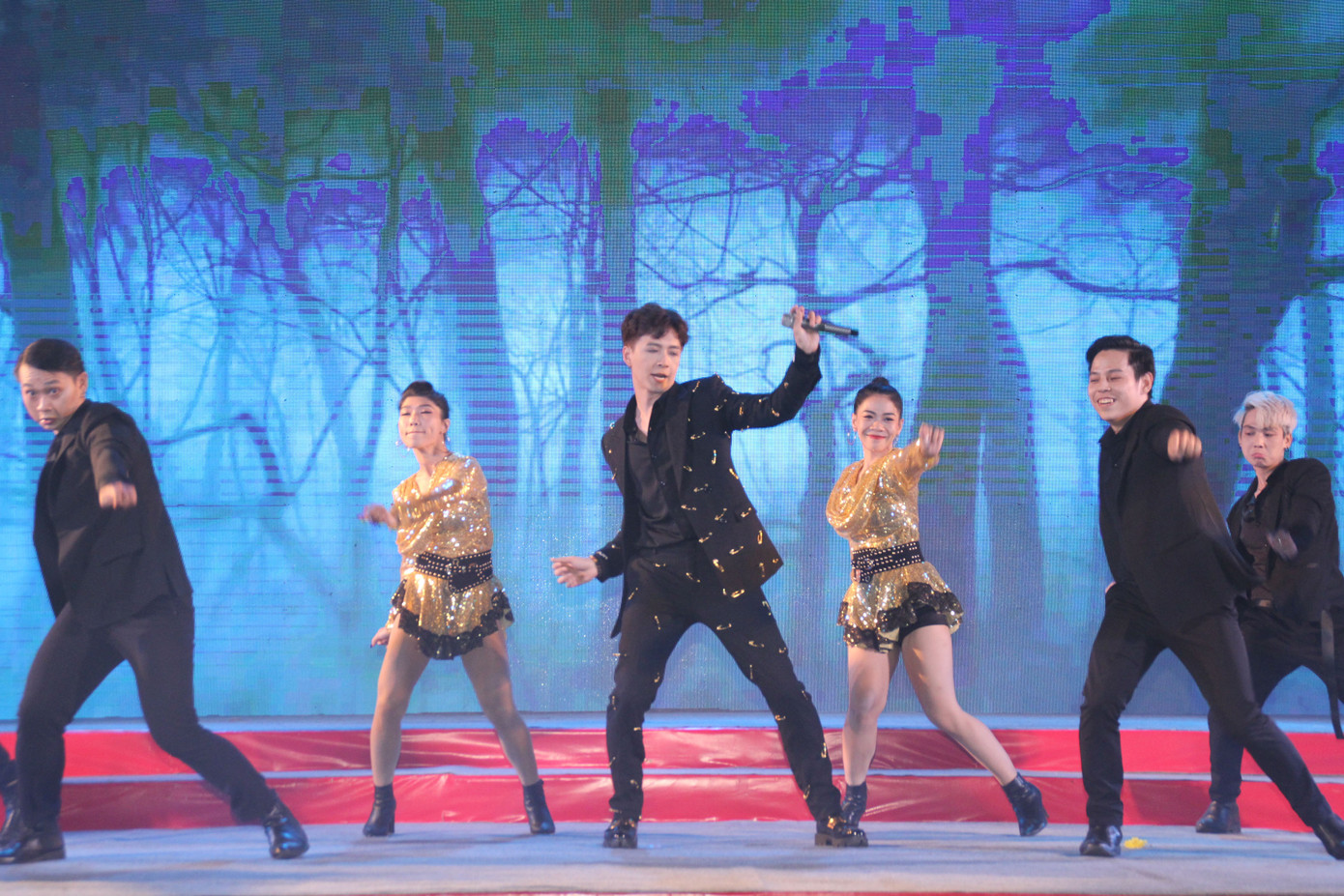 Vào vai Táo quân, Huỳnh Lập bắn rap vui nhộn trên sân khấu gala Mai Vàng ảnh 7