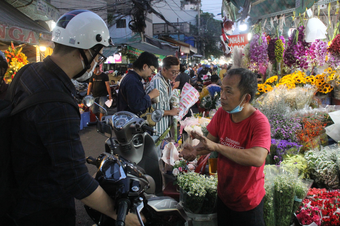 Cắm hoa xuyên đêm ở phố hoa lớn nhất TPHCM dịp 8/3 ảnh 2