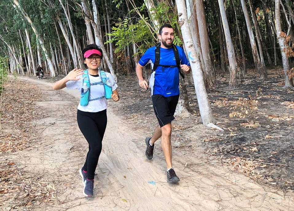 Cô gái năng động vừa làm MC, vừa là vận động viên chạy ở giải Tiền Phong Marathon ảnh 3