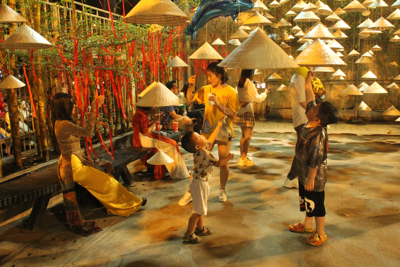 Đàm Vĩnh Hưng cùng dàn nghệ sĩ rộn ràng đón xuân ở phố hoa mai giữa lòng Sài thành ảnh 16