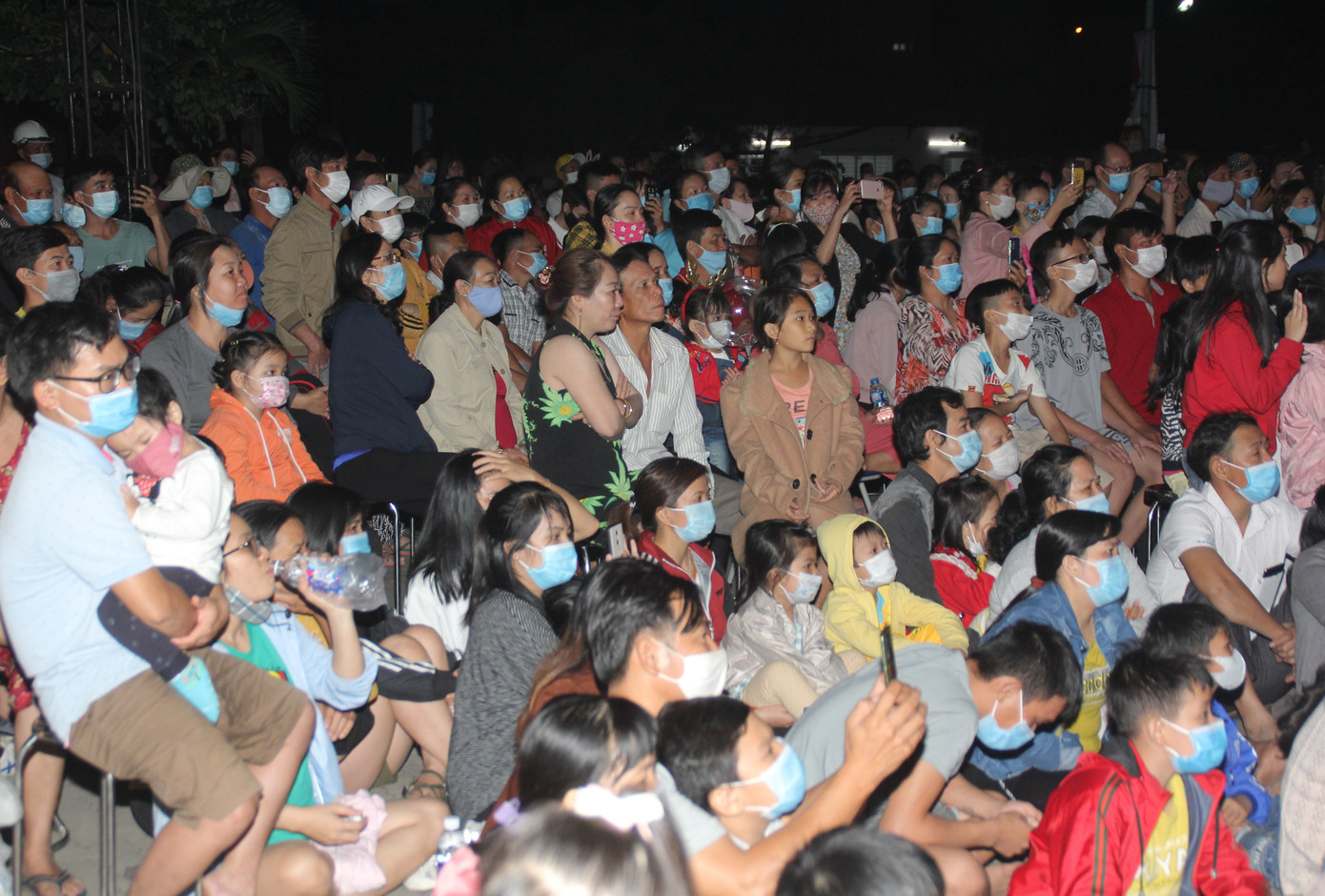 Người dân thành phố Thủ Đức hân hoan với màn pháo hoa chào năm mới ảnh 9