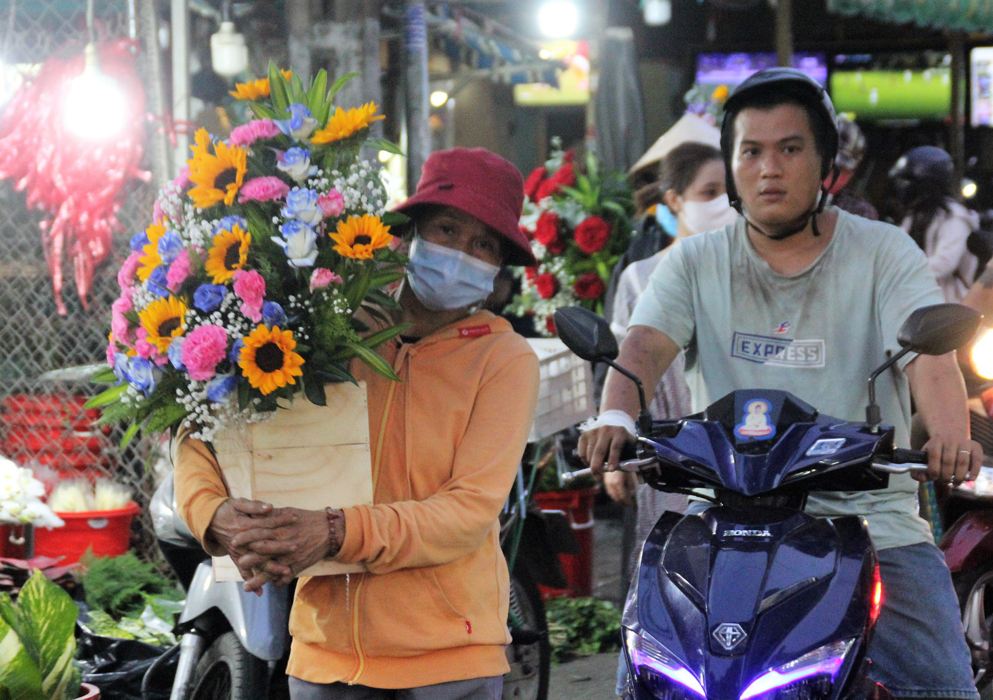 Cắm hoa xuyên đêm ở phố hoa lớn nhất TPHCM dịp 8/3 ảnh 4