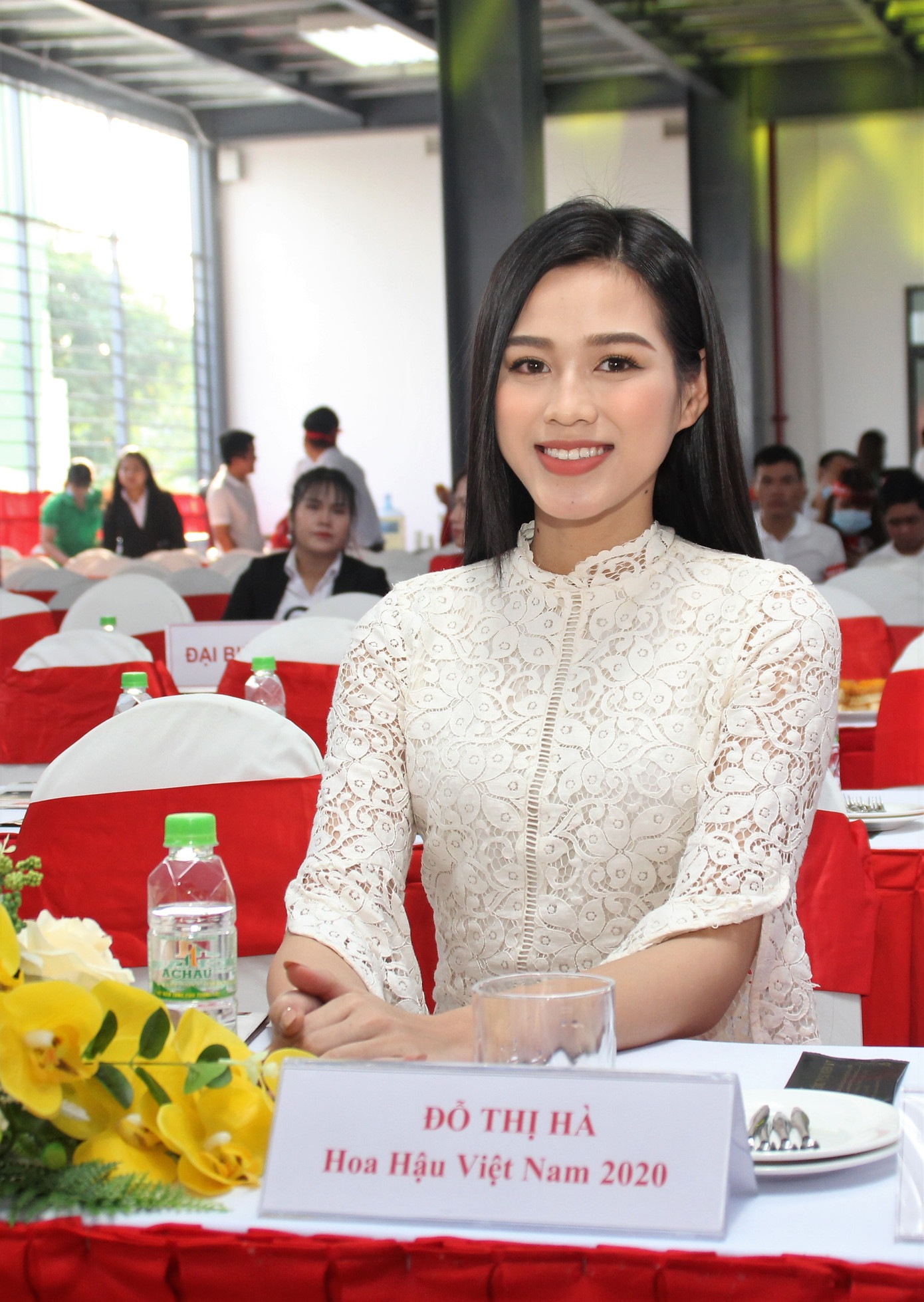 Hoa hậu Đỗ Thị Hà, Á hậu Phương Anh xinh tươi cổ động Chủ nhật Đỏ ảnh 7