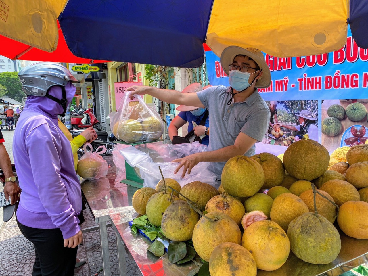 Người dân TPHCM hào hứng 'giải cứu' nông sản Hải Dương ảnh 19