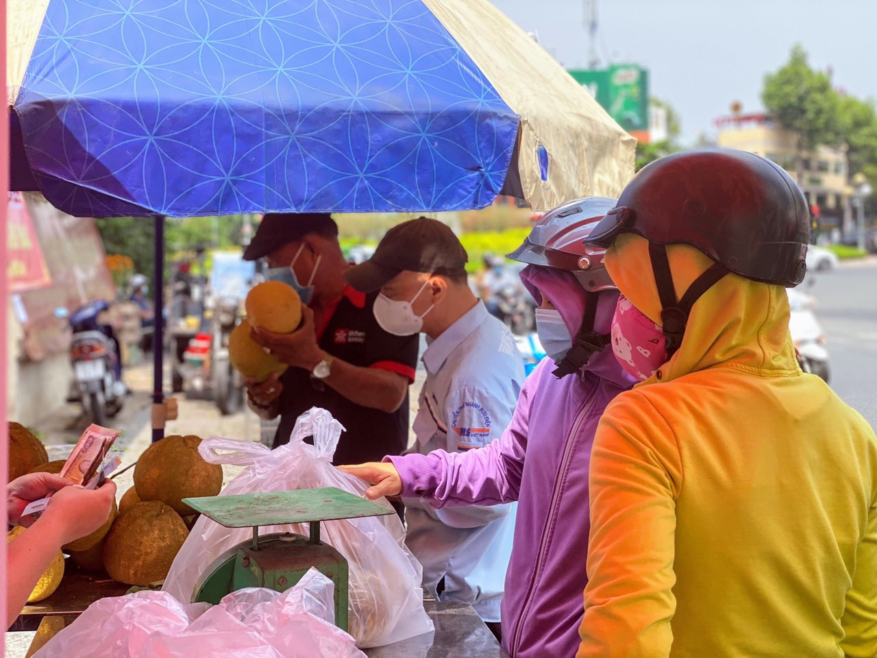 Người dân TPHCM hào hứng 'giải cứu' nông sản Hải Dương ảnh 20