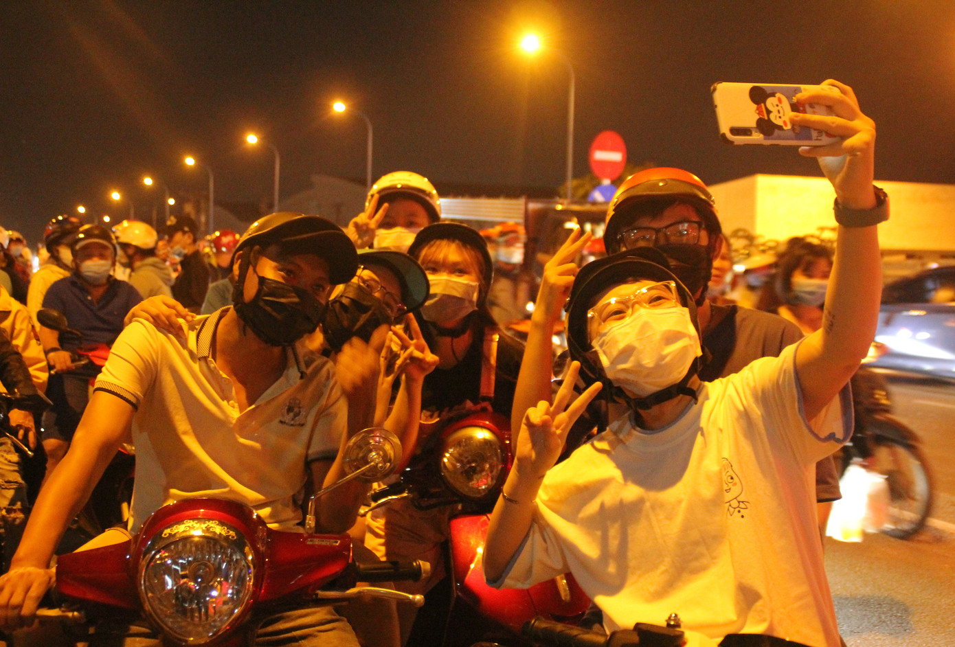 Người dân thành phố Thủ Đức hân hoan với màn pháo hoa chào năm mới ảnh 3