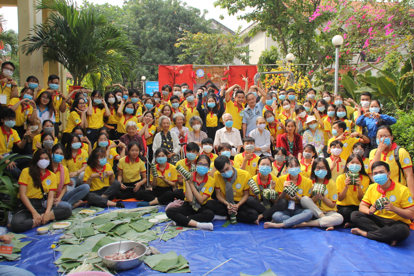 Bạn trẻ mang đến nụ cười xuân ở viện dưỡng lão ảnh 16