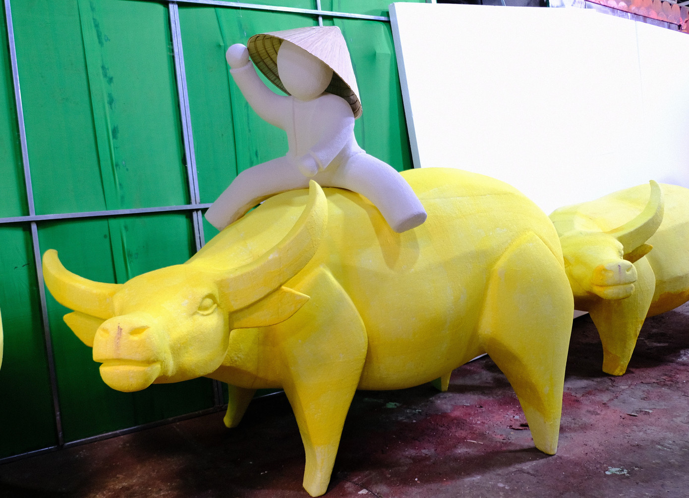 Kế đến là sơn phết những khuôn màu theo thiết kế. Tận thấy công đoạn chế tác linh vật phục vụ đường hoa Nguyễn Huệ Tết Tân Sửu 2021 ảnh 7