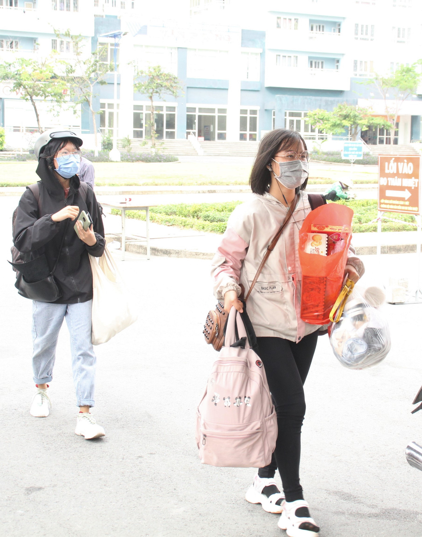 Sinh viên khai báo y tế online, quét thân nhiệt tự động trước khi vào ký túc xá ĐHQG TPHCM ảnh 1