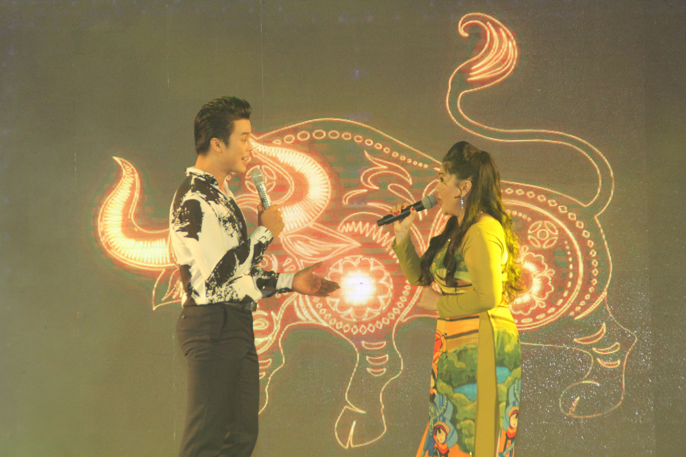 Vào vai Táo quân, Huỳnh Lập bắn rap vui nhộn trên sân khấu gala Mai Vàng ảnh 4