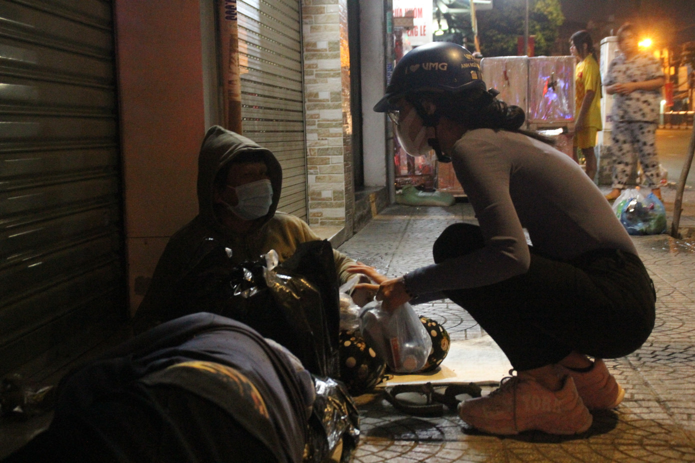 Người đẹp Nhân ái Mai Phương trao quà Tết cho người vô gia cư trong đêm ảnh 10