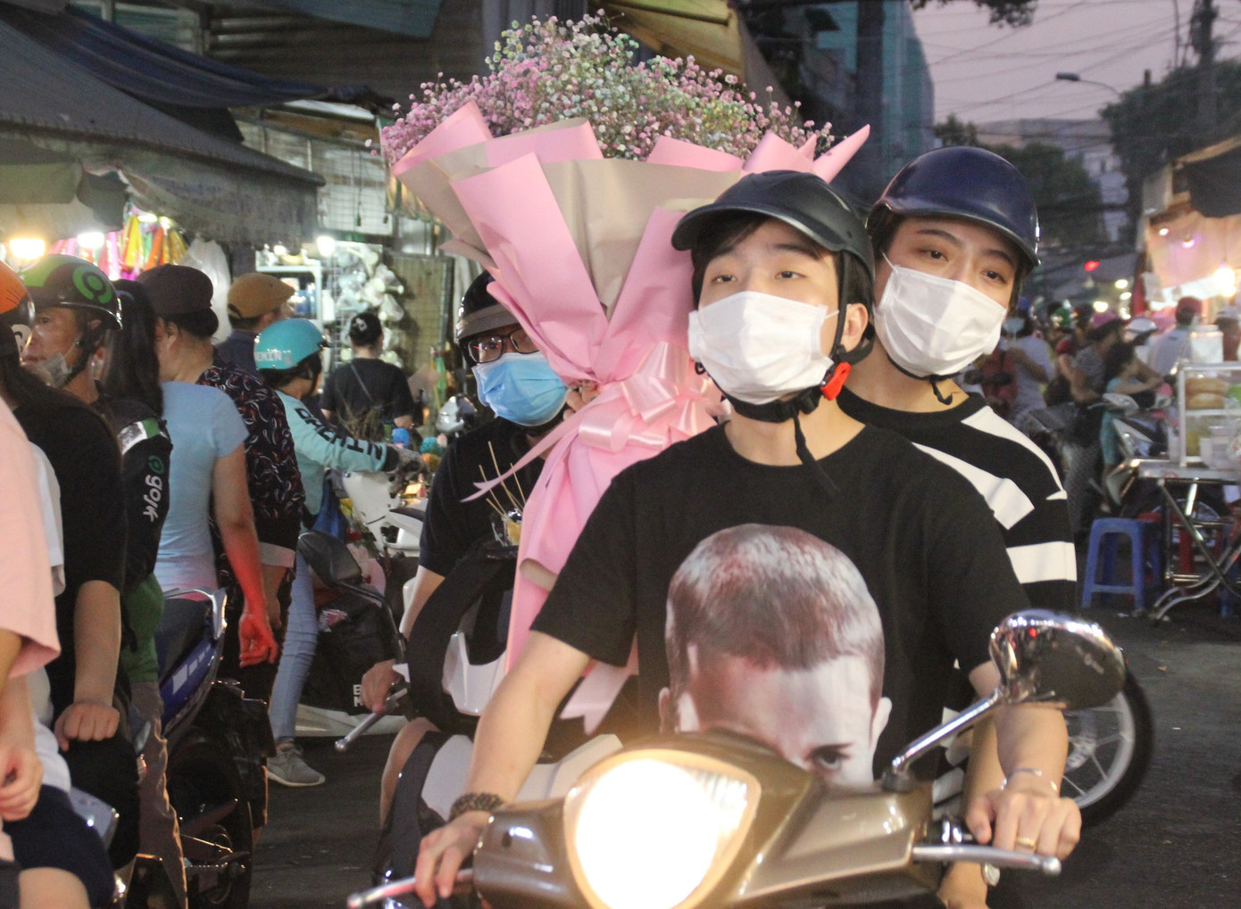 Cắm hoa xuyên đêm ở phố hoa lớn nhất TPHCM dịp 8/3 ảnh 5