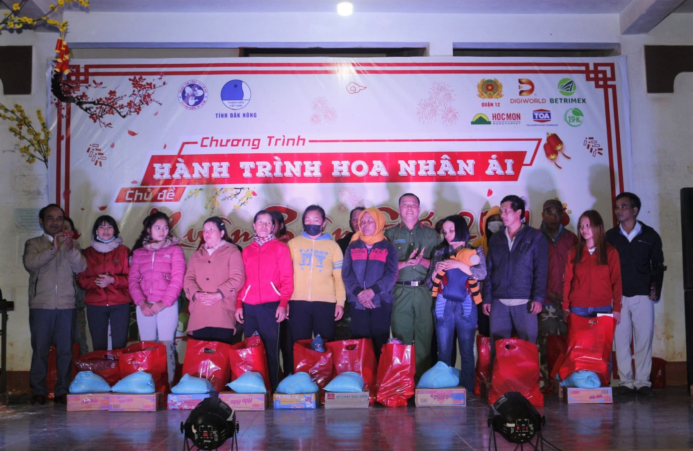 'Hành trình hoa nhân ái' chia sẻ quà ấm tình với bà con vùng khó Đắk Nông ảnh 2