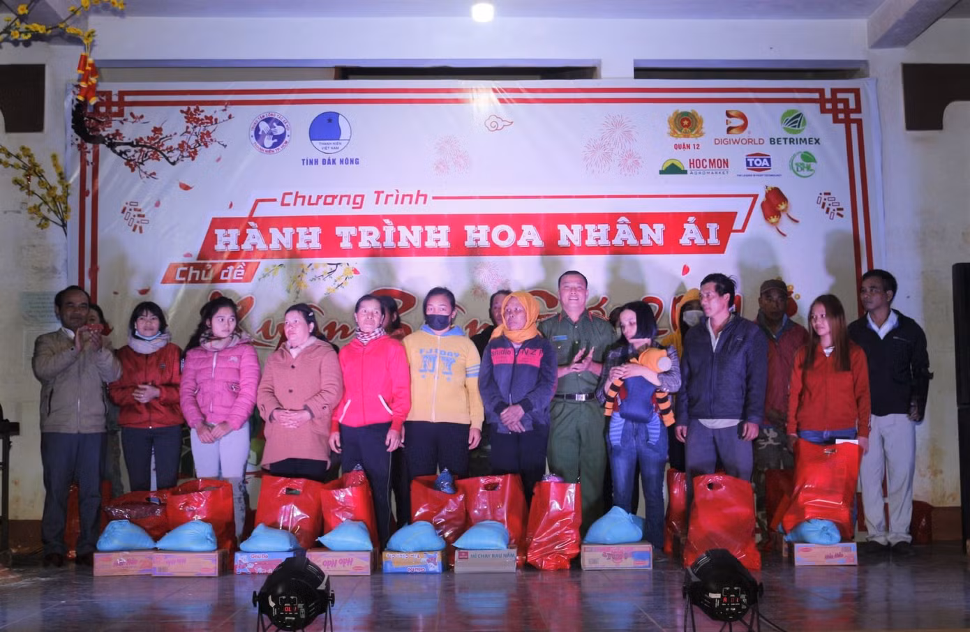'Hành trình hoa nhân ái' chia sẻ quà ấm tình với bà con vùng khó Đắk Nông ảnh 2