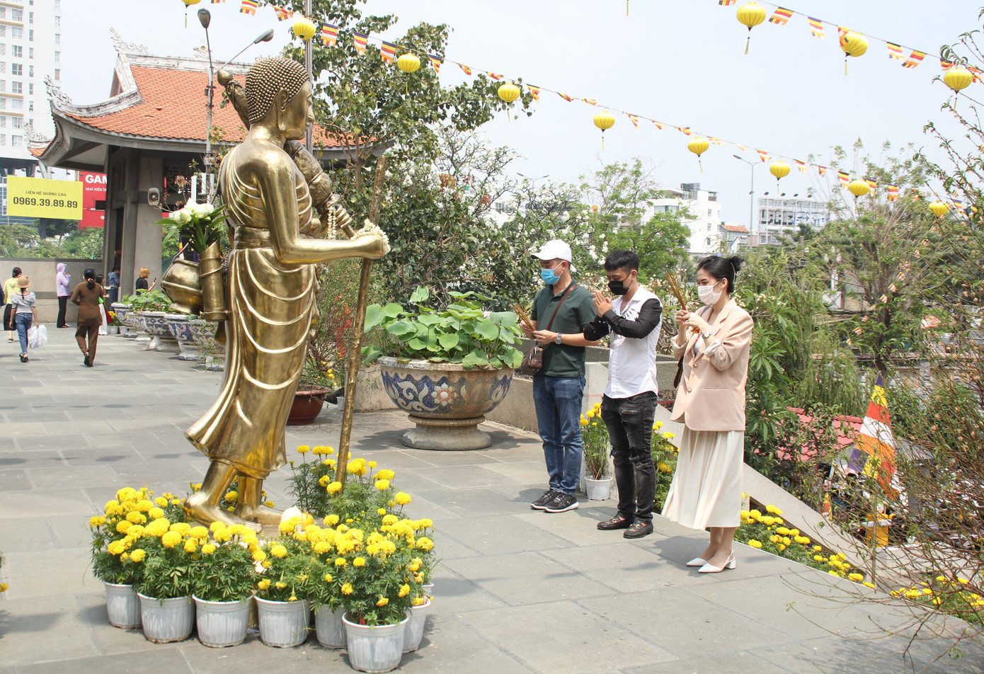 Người dân TPHCM vái vọng ngoài cổng chùa ngày rằm tháng Giêng ảnh 18